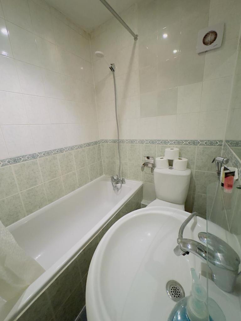 Bright Budget Studio Apartment In Central لندن المظهر الخارجي الصورة