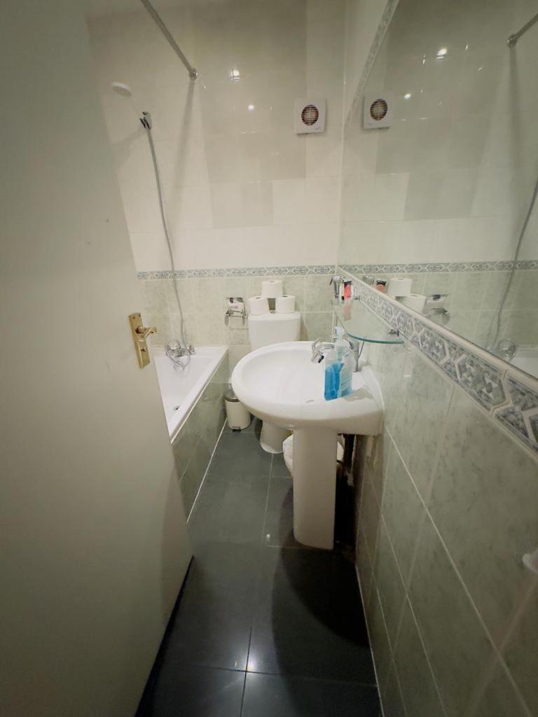 Bright Budget Studio Apartment In Central لندن المظهر الخارجي الصورة